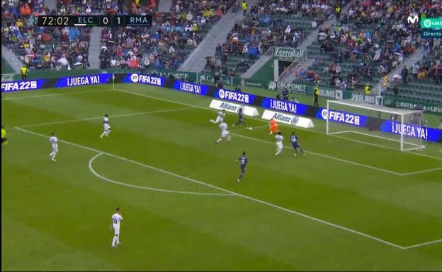 Gracias a un control óptimo, la trayectoria en carrera de Vinicius no se desvía, sino que su velocidad punta se adecua al sitio al que va la pelota, y ante la salida del portero se anticipa con un gesto sutil para picar la pelota.