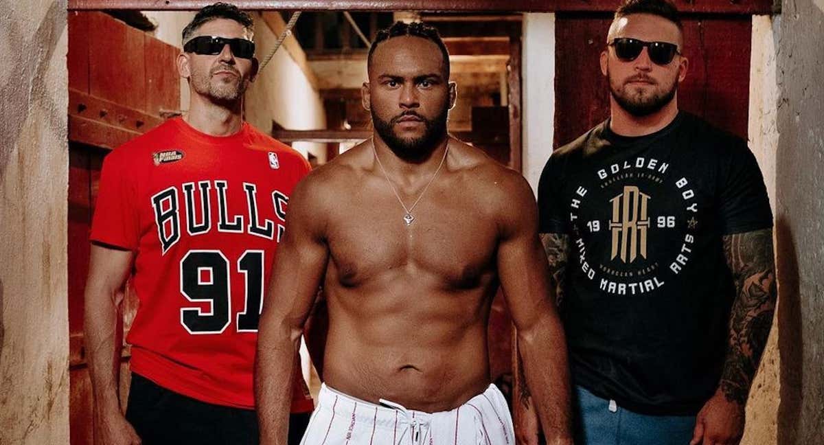 Er-Ramy, en el centro, y su equipo, antes de un combate./