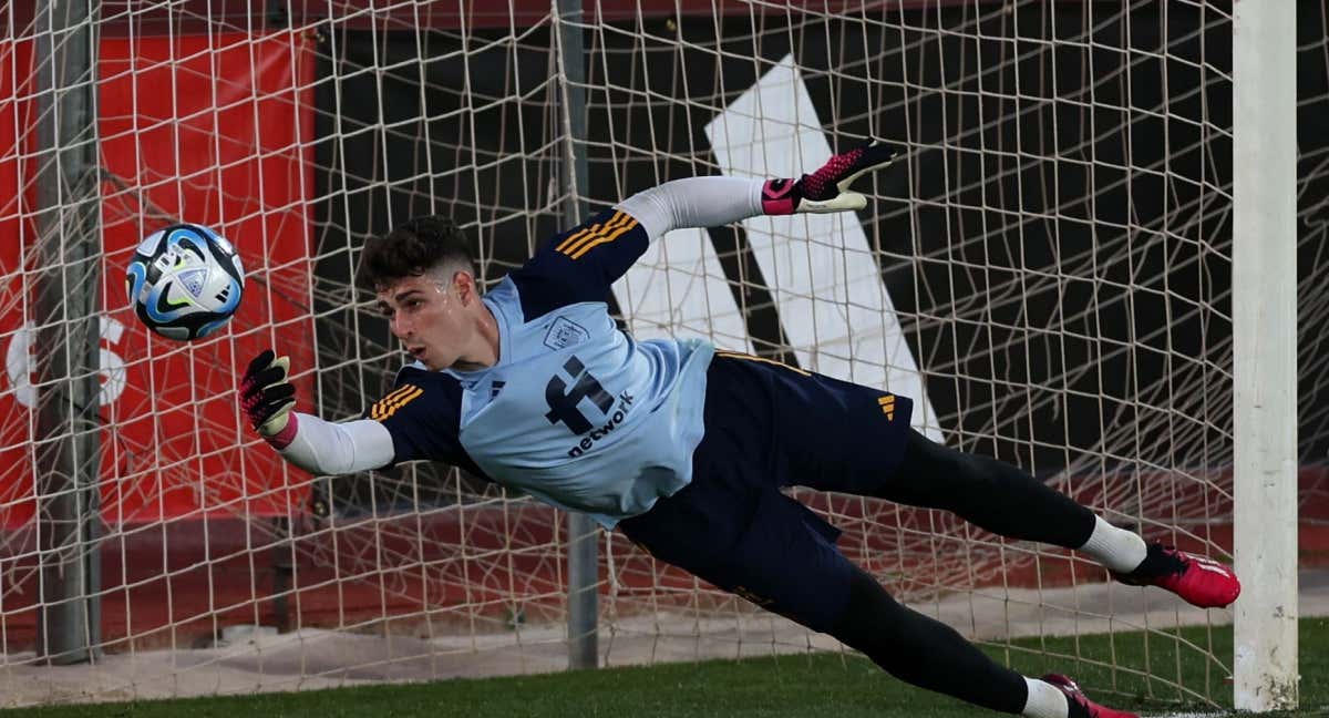 Kepa Arrizabalaga realiza una parada durante un entrenamiento de la Selección./AFP