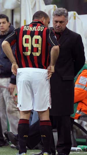 Ronaldo y Ancelotti en el Milan.  AFP