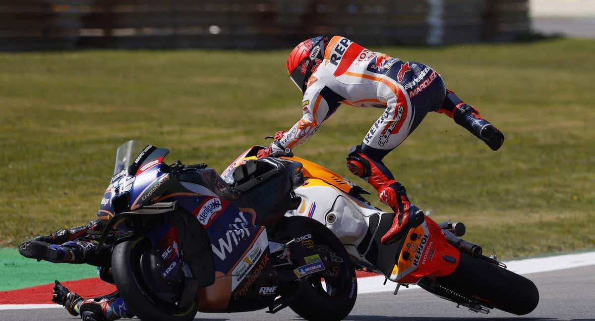 Marc Márquez impacta contra la Aprilia de Miguel Oliveira en el GP de Portugal 2023 de MotoGP.