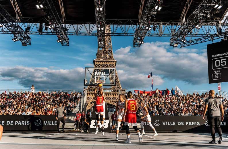 10 minutos de partido en el móvil y la Torre Eiffel como escenario. ¿Es el 3x3 el verdadero deporte del futuro?