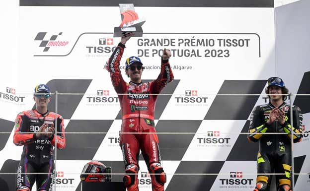 Podio del GP de Portugal 2023 de MotoGP, con Maverick Viñales, Pecco Bagnaia y Marco Bezzecchi.  AFP