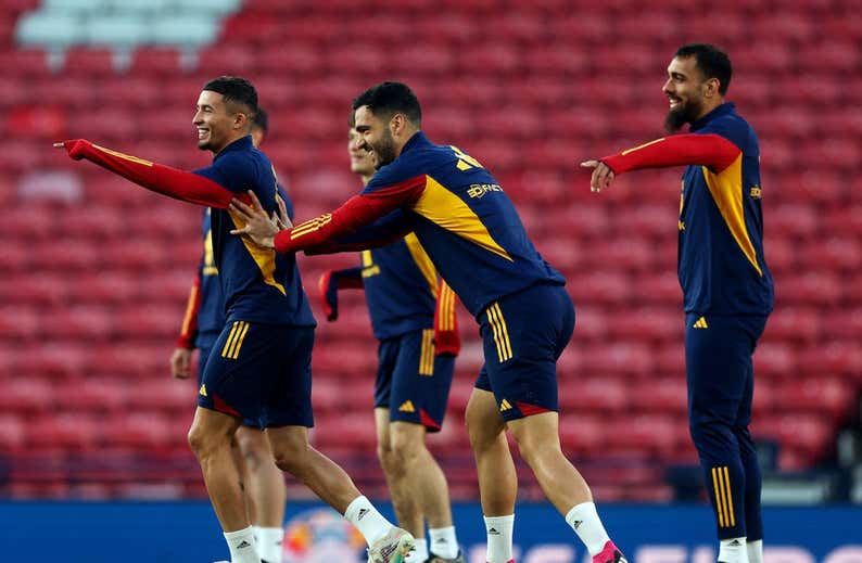 El estado del césped de Hampden Park enfada a los jugadores de la Selección