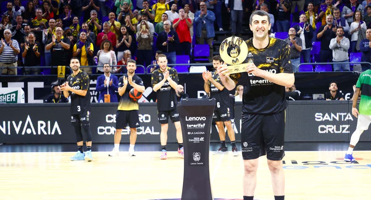 Gio Shermadini con el trofeo de MVP de la mes que le valió superar la marca de Tanoka Beard./ACB Media