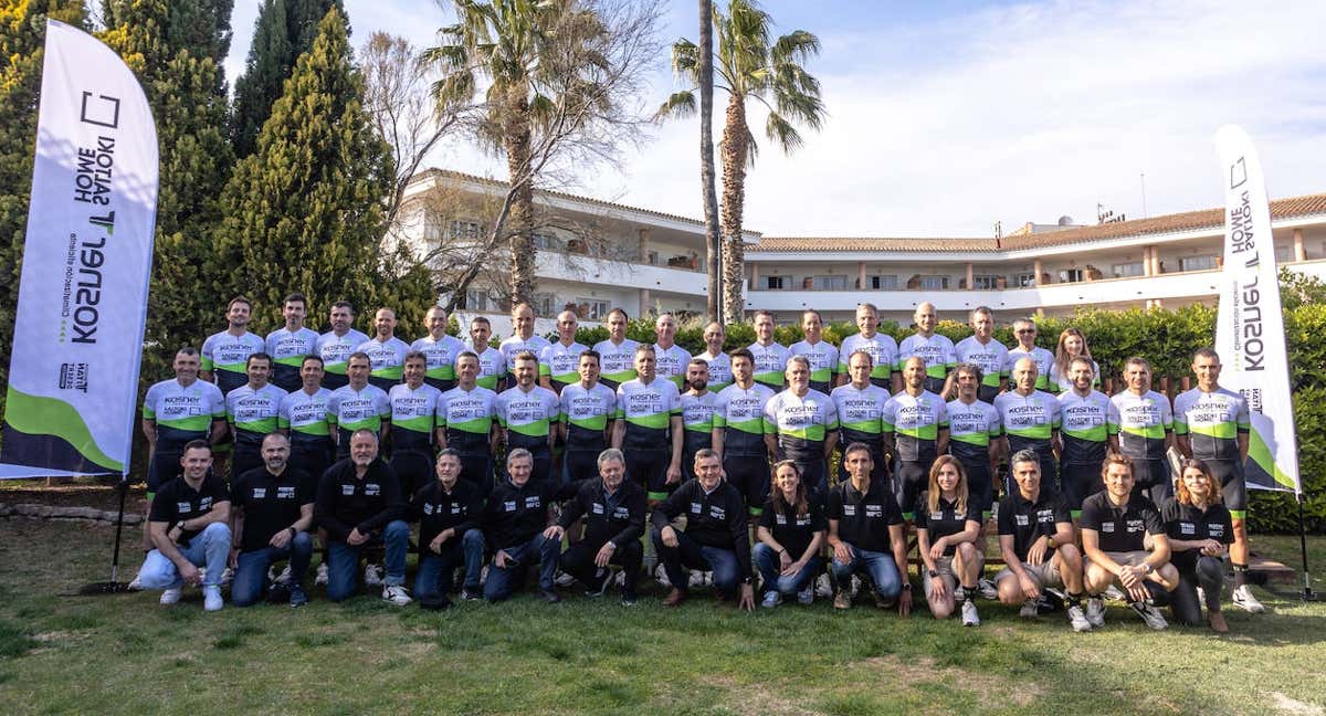 La plantilla del Kosner - Saltoki Home, con directivos y mecánicos de negro, este sábado en Cambrils.