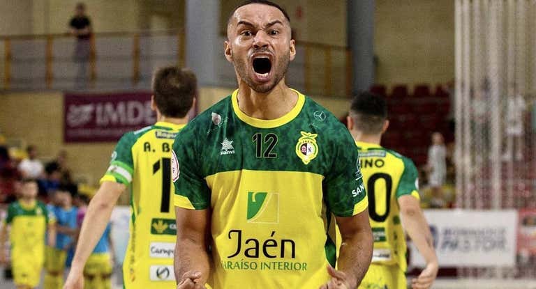 El cierre brasileño Attos celebra un gol con el Jaén Paraíso Interior.