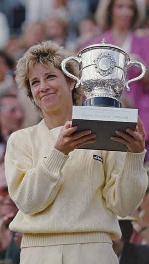 Chris Evert, con la copa de Roland Garros 1985.  Trevor Jones/Allsport/Getty Images