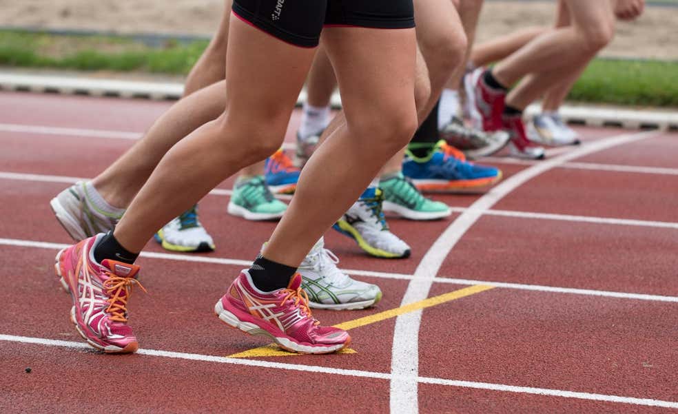 World Athletics prohíbe competir a mujeres 'trans'.