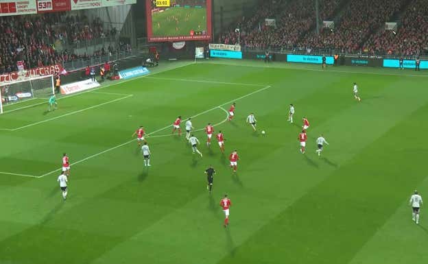 Antes de recibir, Messi ya detecta dónde está moviéndose Mbappé y se perfila para pasarla sin tener que controlar y así poner a correr al francés.
