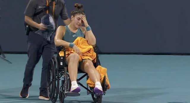 El drama de Andreescu: se tuerce el tobillo y abandona la pista llorando y en silla de ruedas