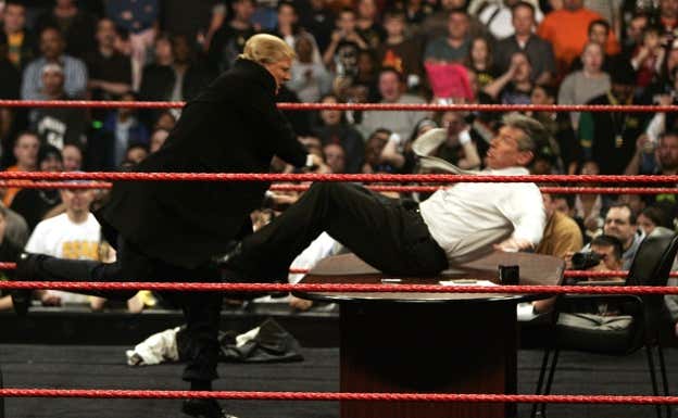 Donald Trump atacó a Vince McMahon durante la firma del contrato en Raw. Getty Images