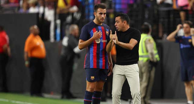 Avanzar a Eric al centro del campo, opción que gana enteros para Xavi