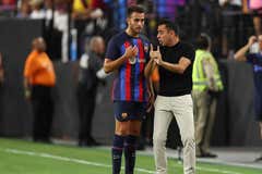 Xavi avanza a Eric al centro del campo