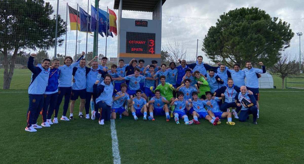 España celebra la clasificación ./TWITTER: @8JULENGUERRERO
