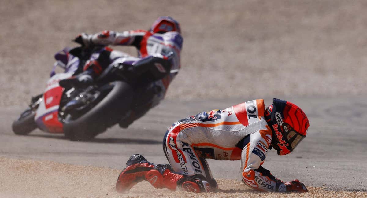 Marc Márquez, por los suelos tras su caída en el GP de Portugal 2023 de MotoGP./Reuters