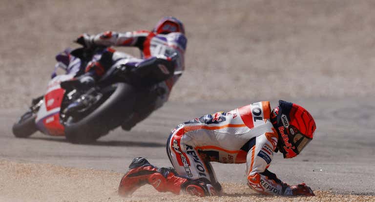 Marc Márquez, por los suelos tras su caída en el GP de Portugal 2023 de MotoGP.