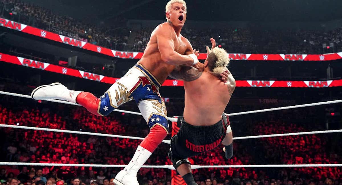 Cody Rhodes golpea a Solo Sikoa durante su combate en Raw./WWE