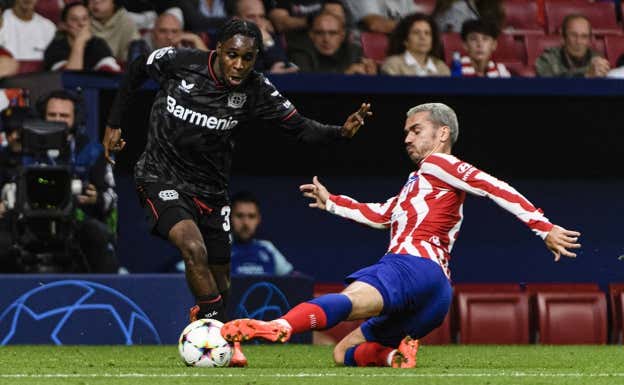 Frimpong y Griezmann, en un partido de la Champions. Getty Images