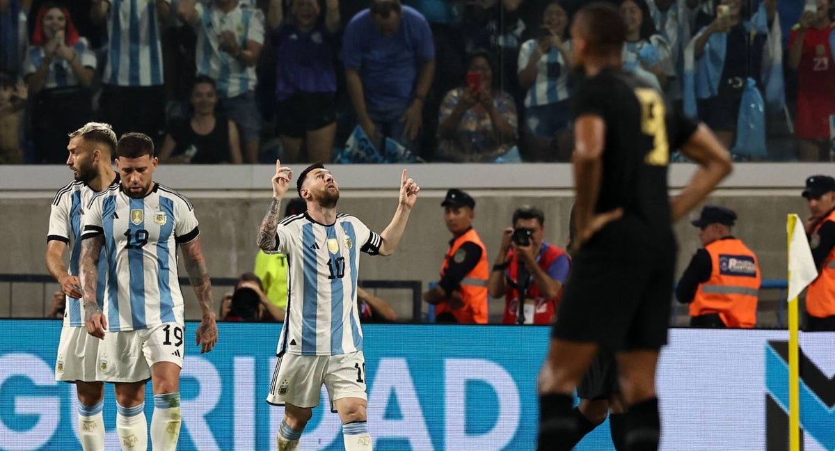 Messi celebra su gol 100 con Argentina.