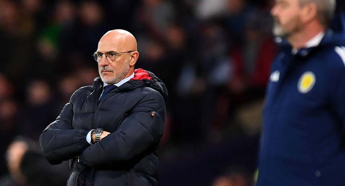 Luis de la Fuente, en la banda de Hampden Park, durante el Escocia-España celebrado el 28 de marzo. /REUTERS