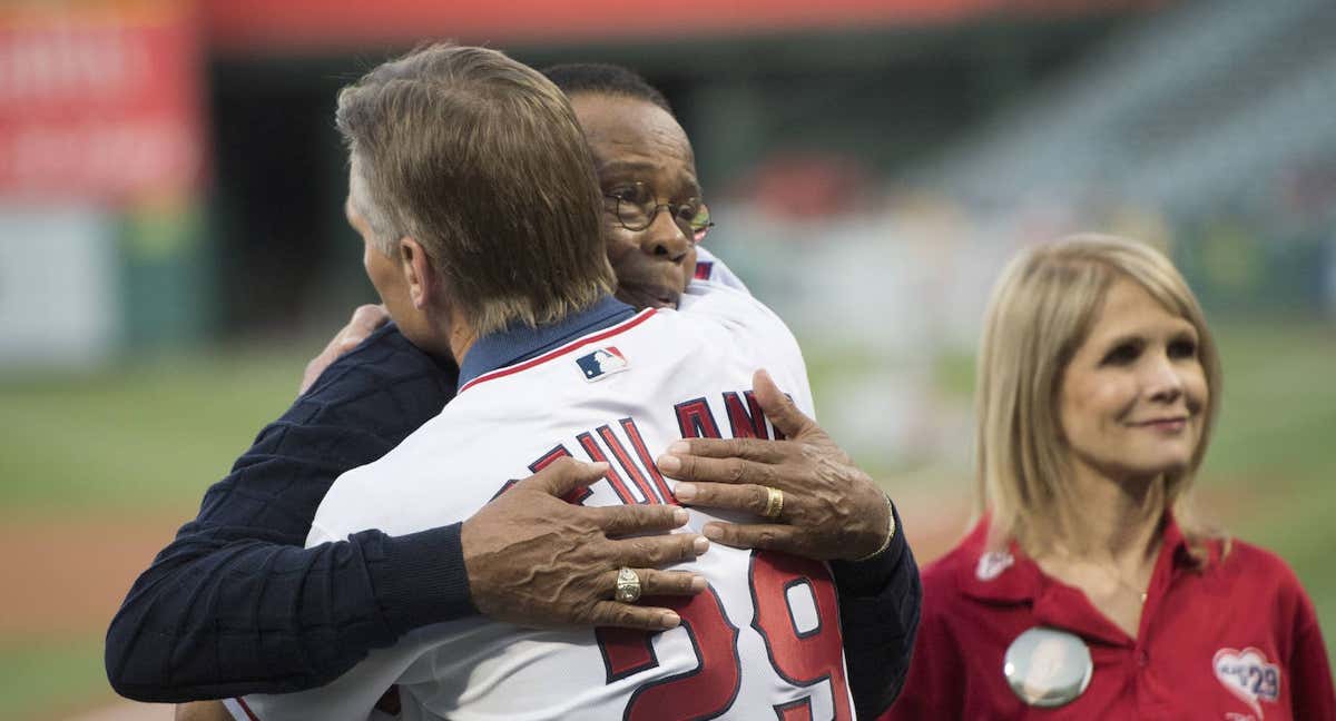 Rod Carew y el padre de Konrad Reuland abrazándose /GETTY IMAGES