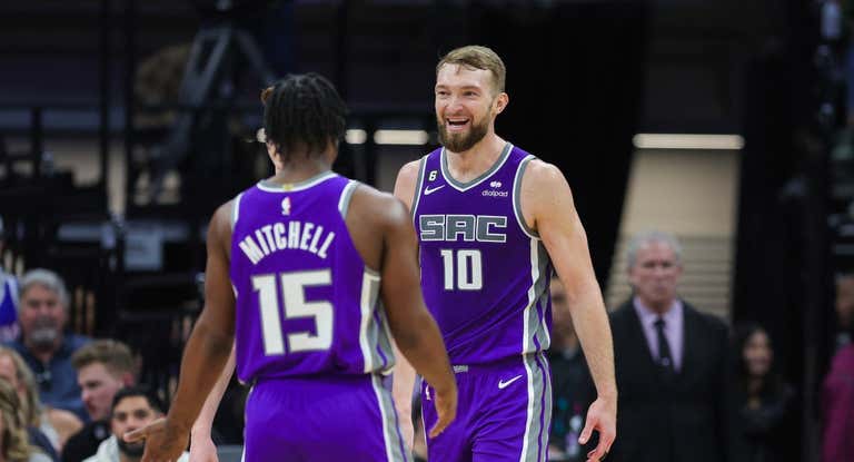 Domantas Sabonis celebra una victoria de los Kings esta temporada.