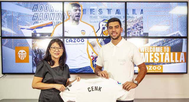 Cenk ya sabe que es la prioridad del Valencia, pero la incertidumbre de la salvación condiciona su compra