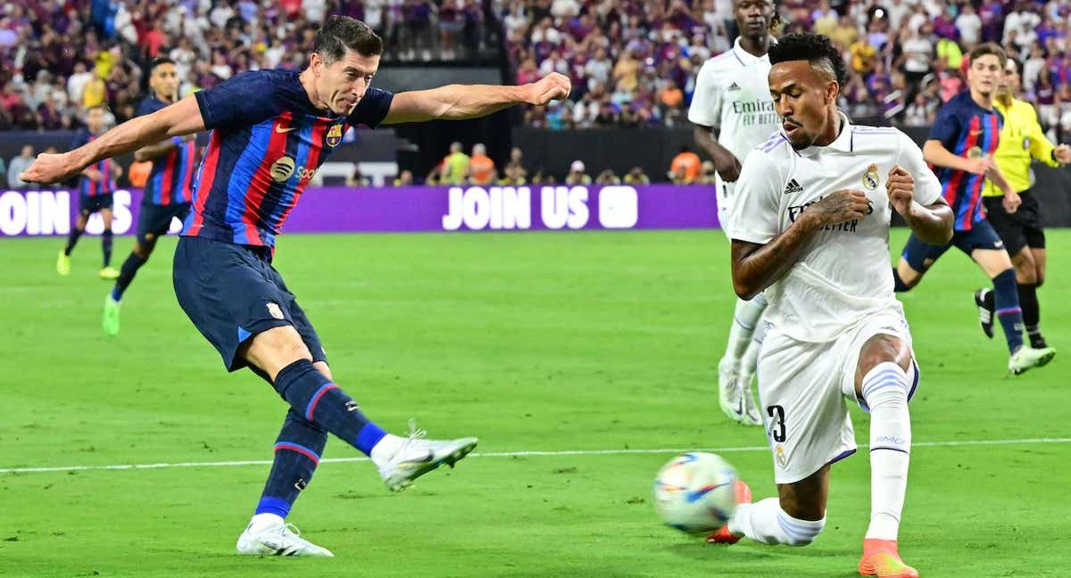 Lewandowski y Militao, durante el Clásico del año pasado en Las Vegas.