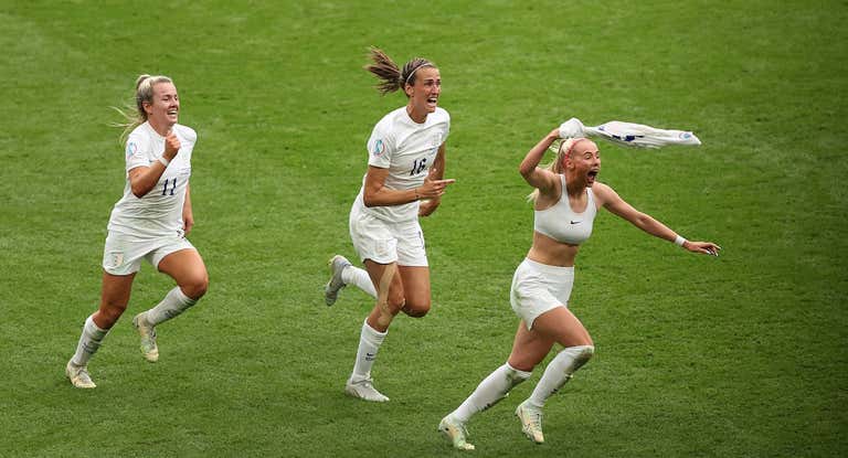 Chloe Kelly celebra el gol que le dio a Inglaterra el título de la Eurocopa en la final de Wembley.