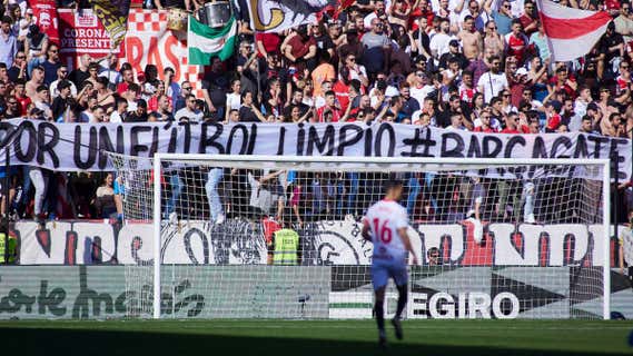 Pancarta de protesta en el Sánchez Pizjuán por el 'Caso Negrerira'/