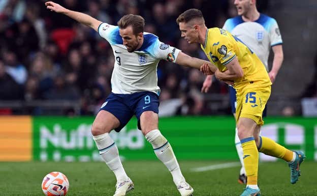 Kane pelea un balón con Tsygankov durante el último parón de selecciones. AFP