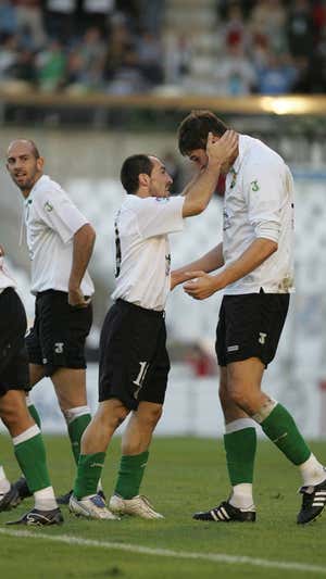 Munitis y Zigic celebran un gol con el Racing.