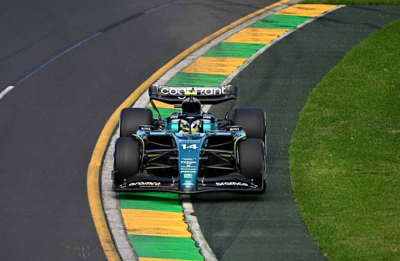Alonso domina bajo la lluvia en Australia y manda un aviso a Red Bull