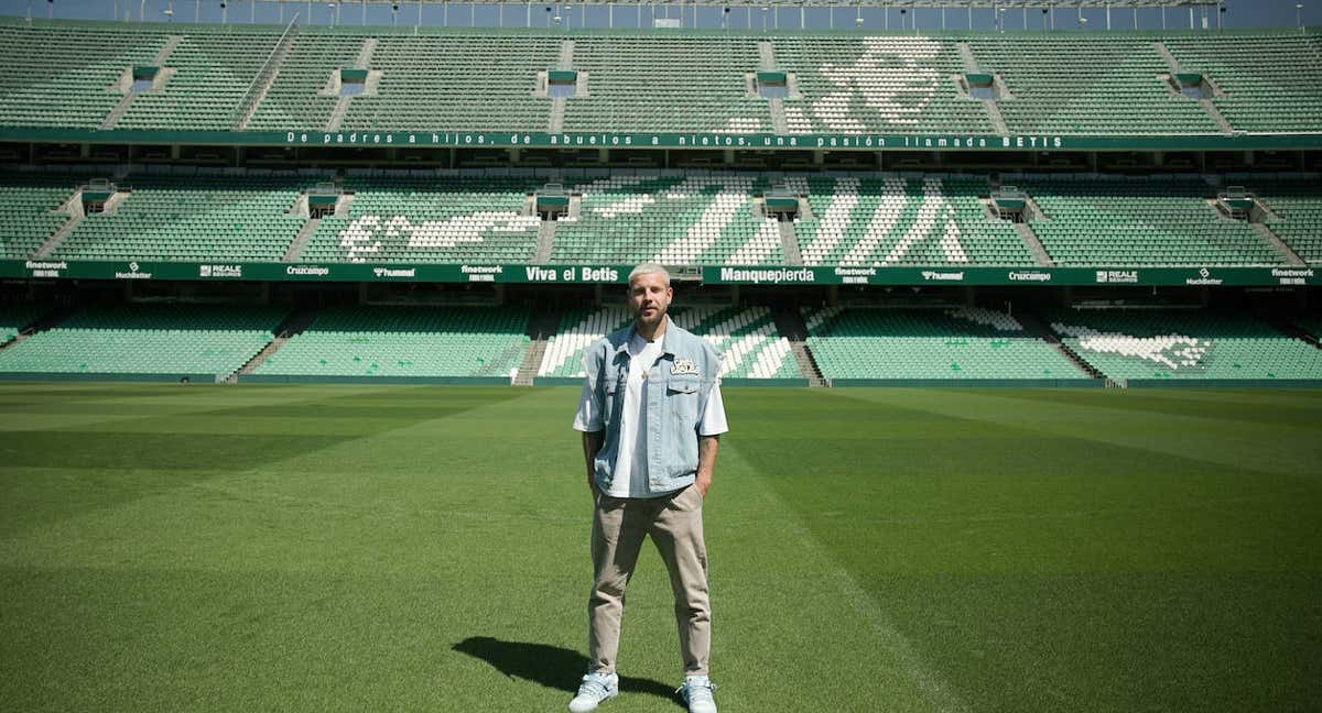 Aitor Ruibal posa sobre el césped del Benito Villamarín./Michèle Novovitch
