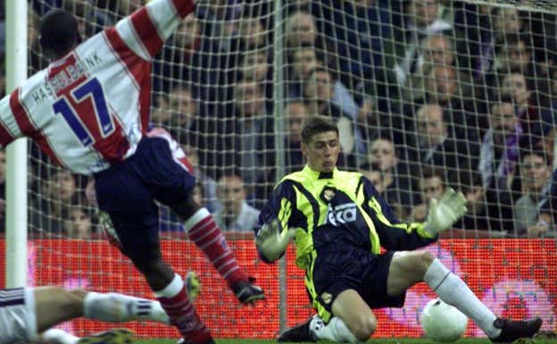 Bizzarri encaja un gol de Hasselbaink ante el Atlético.  ABC
