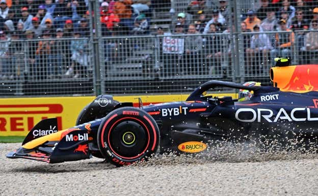 Sergio Pérez se sale de pista en la Q1 del GP de Australia 2023.  AFP