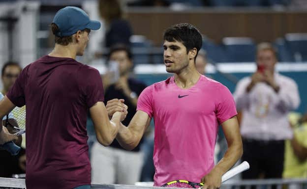 Sinner y Alcaraz, tras acabar el partido de semifinales del Masters 1000 de Miami.  Reuters