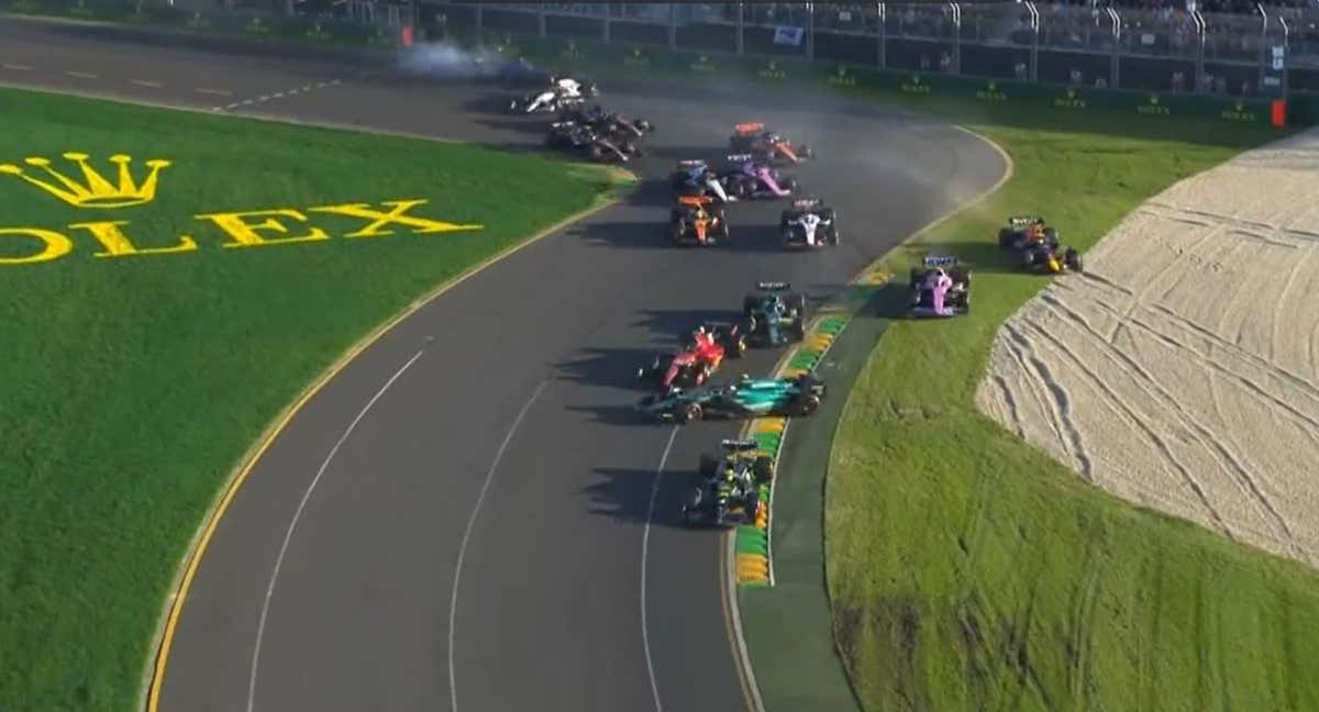 Momento en el que Sainz toca a Alonso tras la salida a dos vueltas por bandera roja. /DAZN