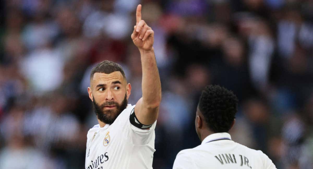 Benzema celebra uno de sus goles al Valladolid./Reuters