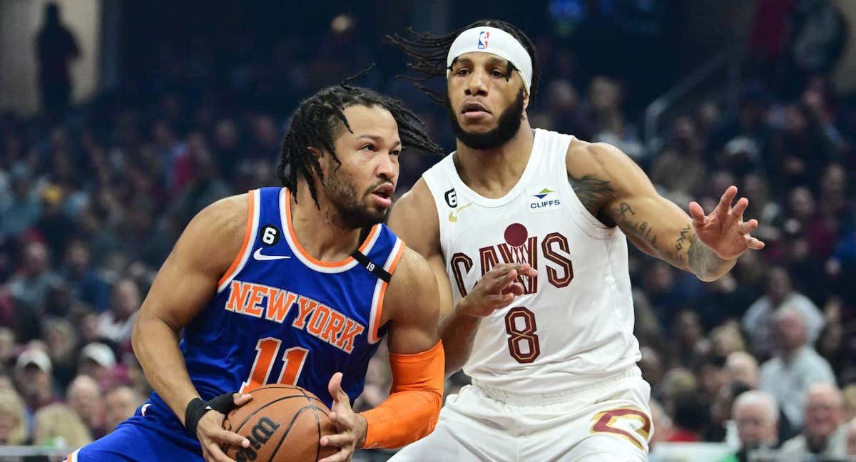 Jalen Brunson ante Lamar Stevens en el Knicks-Cavs. /REUTERS