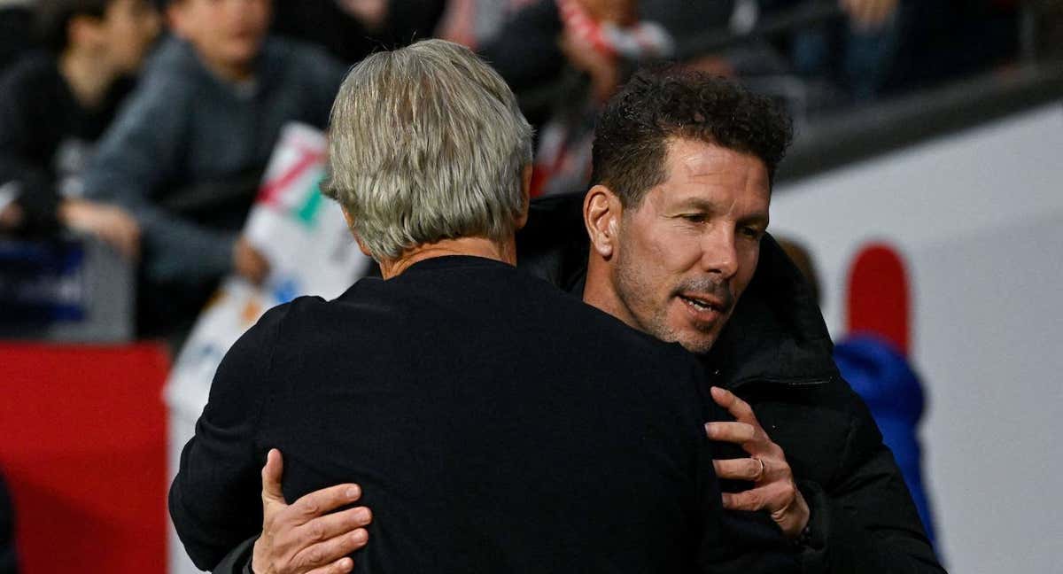 Simeone y Pellegrini se abrazaron antes del Atlético de Madrid-Betis, celebrado en el Metropolitano el 2 de abril. /EFE