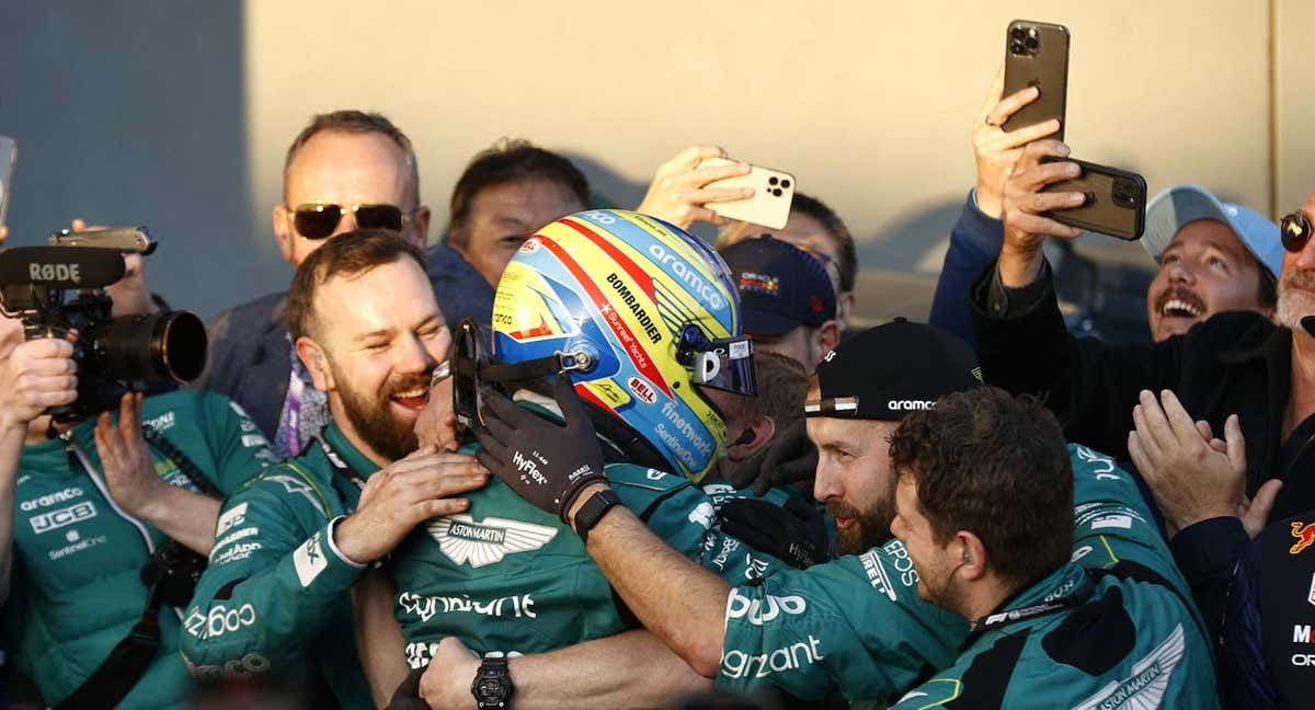 Los mecánicos de Fernando Alonso le felicitan tras el GP de Australia 2023. /Reuters