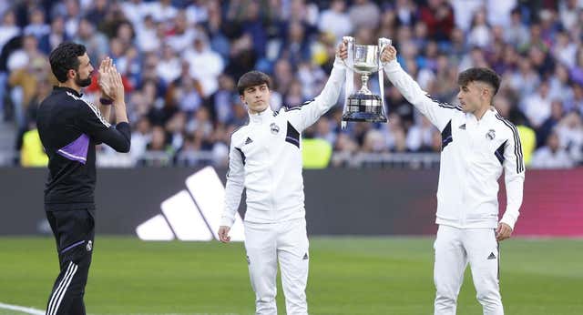 El Bernabéu homenajea al Juvenil de Arbeloa y Guti se revuelve: “Siempre hubo clases”