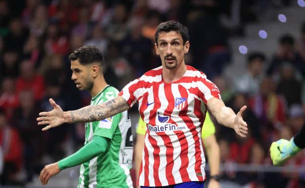 Savic, en un momento del partido entre el Atlético de Madrid y Betis.  EFE