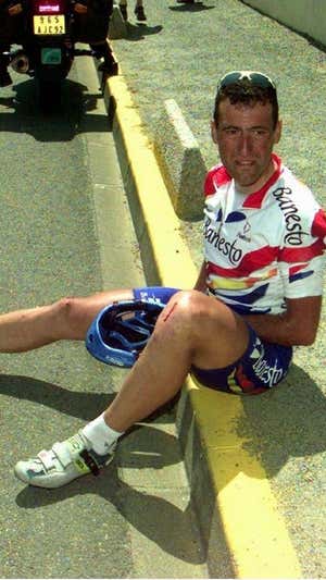 Chente García Acosta, tras su caída en el Tour de 1997.  PETER DEJONG / AP