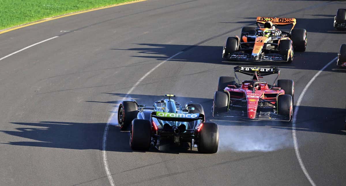 Fernando Alonso trompea tras el toque de Carlos Sainz en la última resalida desde parado del GP de Australia 2023. /EP