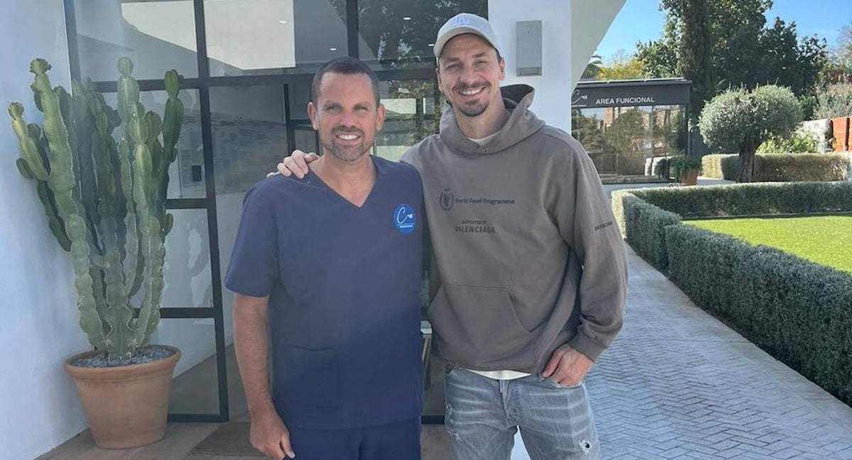 Ibrahimovic junto al fisioterapeuta Carlos Moreno.