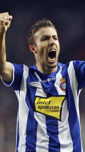 Luis García celebra uno de sus goles con el Espanyol.