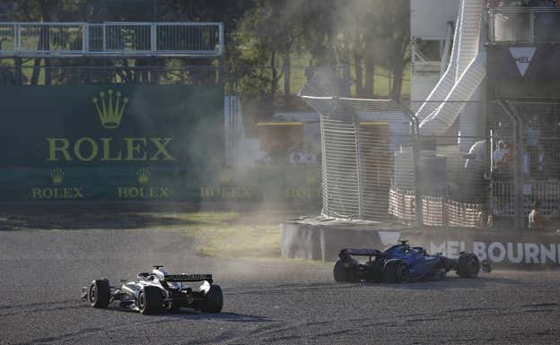 Logan Sargeant y Nyck de Vries tras quedarse fuera de carrera en Australia. EP